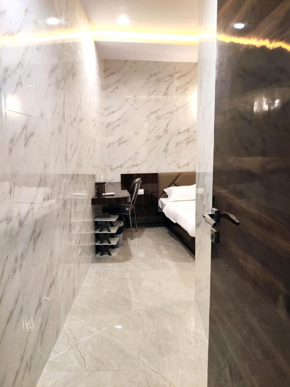 Hotel Comfy Inn Мумбаи Экстерьер фото