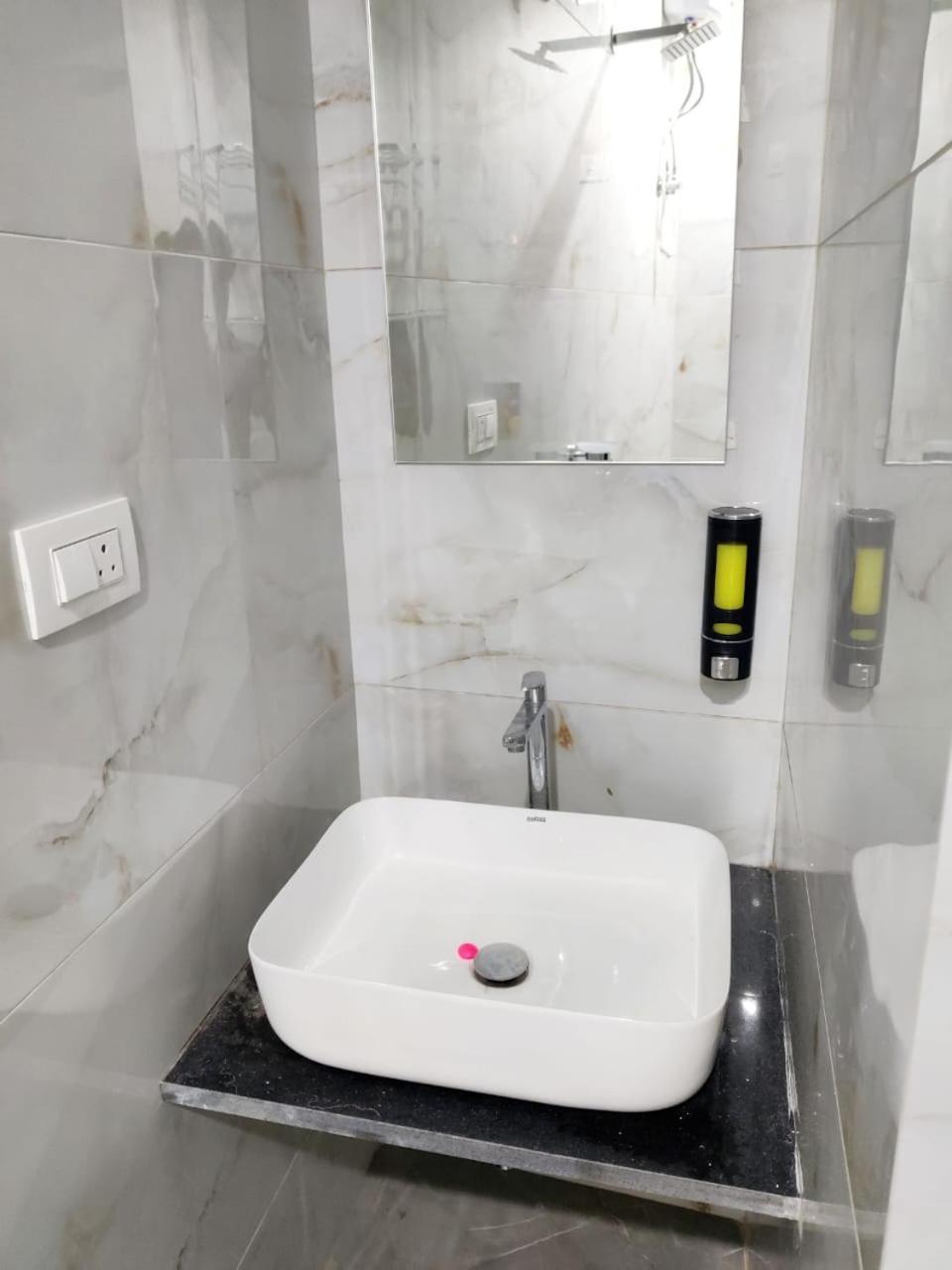 Hotel Comfy Inn Мумбаи Экстерьер фото