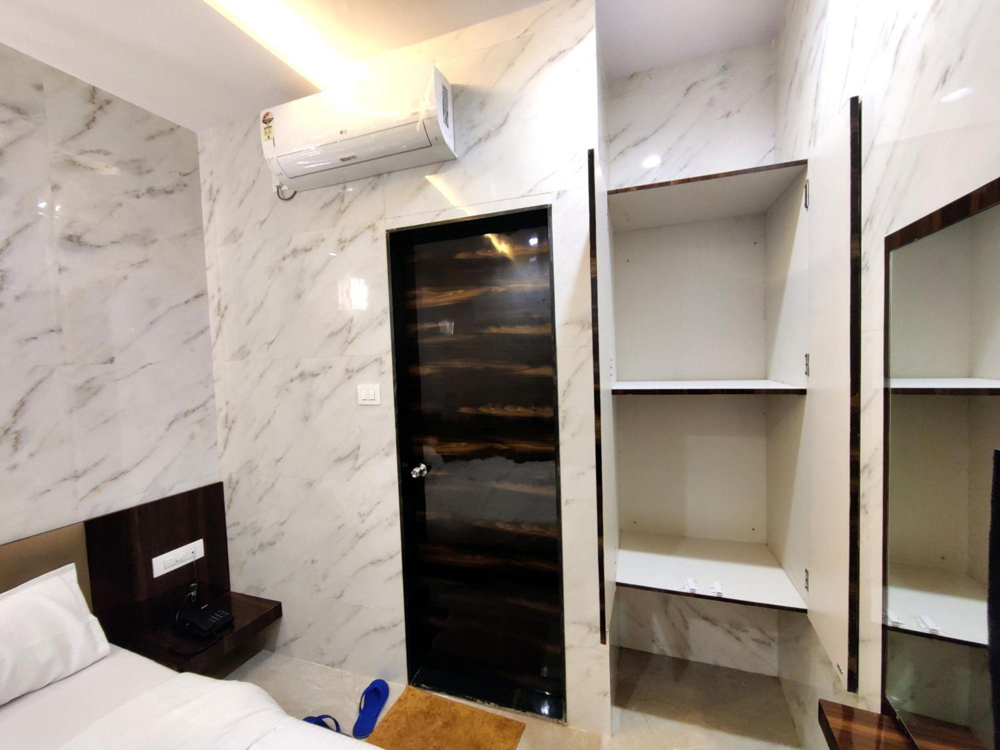 Hotel Comfy Inn Мумбаи Экстерьер фото