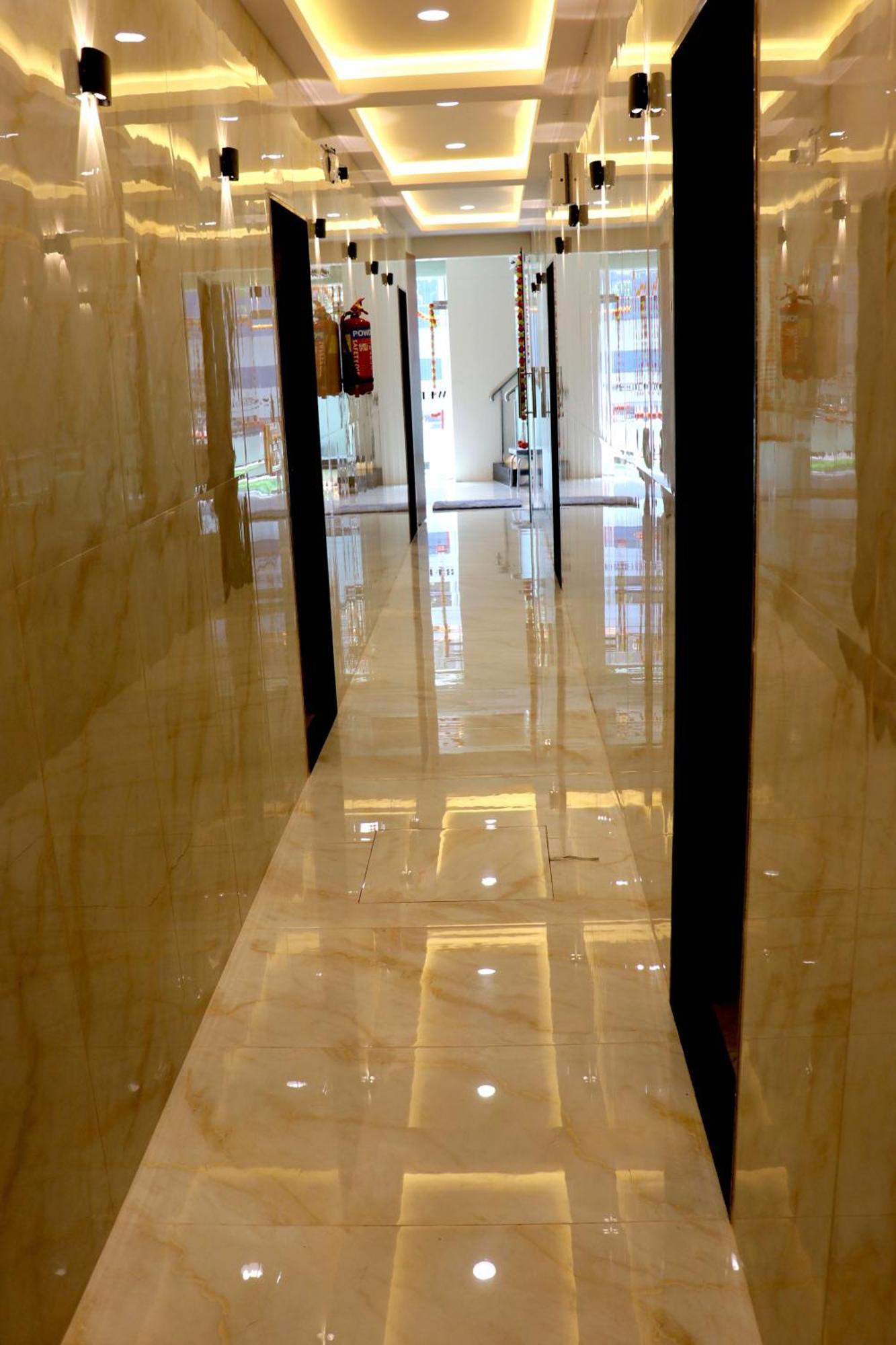 Hotel Comfy Inn Мумбаи Экстерьер фото